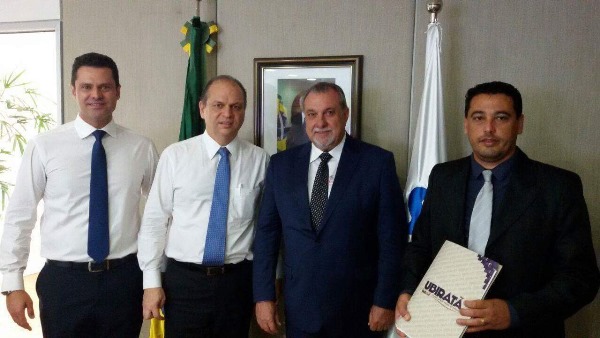 Faz parte de suas atribuições receber prefeitos e diretores de instituições de saúde de todo o Brasil